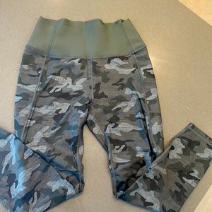 Cameo print gap fit sculpt workout leggings